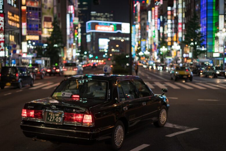 夜の東京を走るタクシー