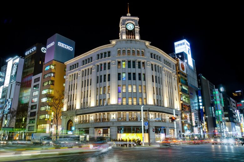 高級クラブの点在する銀座の街並み