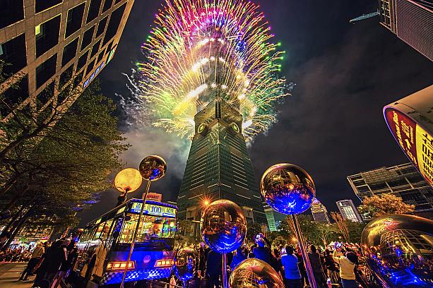 台北101でのカウントダウンパーティーでビルから打ち上げられる花火