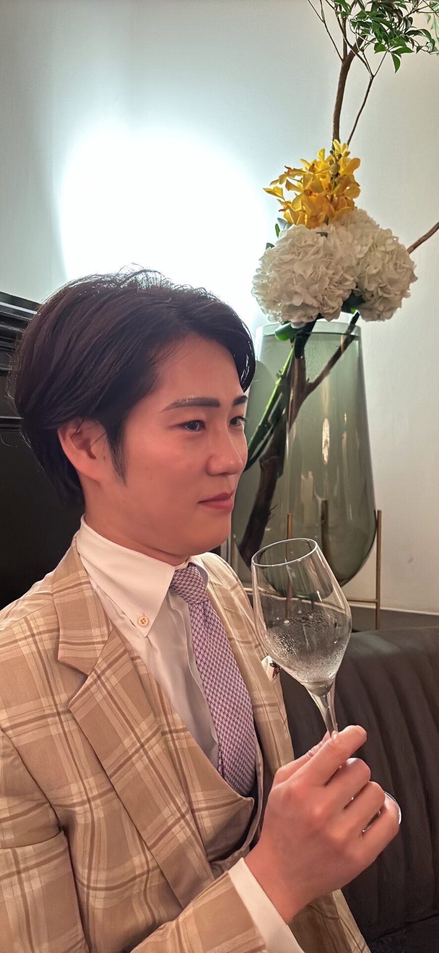 シャンパングラスをもつ鉢嶺